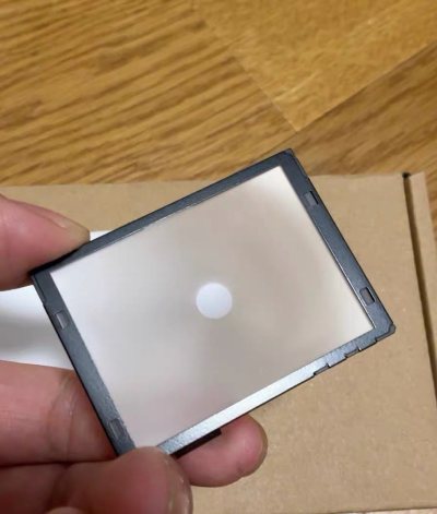 终于为我的玛米亚ZD在挖煤姬找到了这块原厂裂像对焦屏。替换后取景器瞬间明亮清晰，裂像和微棱环让手动对焦的精准度和速度大幅提升，极大改善了实时取景的拍摄体验。一次投入带来持久的操作愉悦，是提升中画幅数码后背操作感的关键一步。