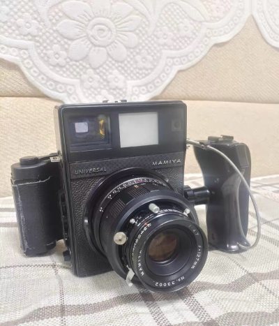 在挖煤姬淘到了这台被誉为“模块化杰作”的Mamiya Universal新闻机。它庞大的机身提供了无与伦比的操作感和扩展性，可更换的后背和丰富镜头群让其玩法多样。无论是6x9的宽阔视野还是6x7的经典比例，都能轻松驾驭。每一次拍摄，都充满系统化创作的独特乐趣。