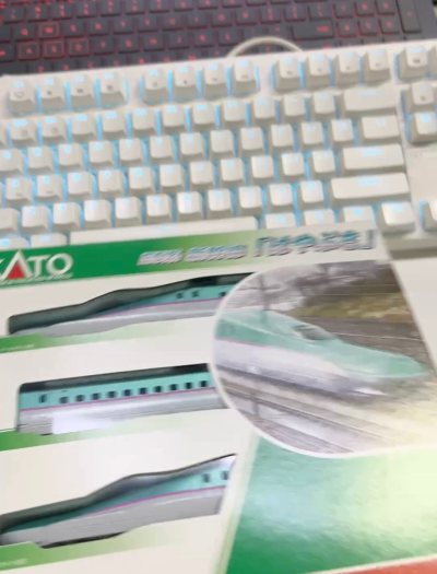 这次在日本亚马逊上采购的商品，速度很快就到仓库了。商品也被重新包装，虽然本身体积不大但是外面的箱子很大很有安全感。车子很帅比国内电商便宜很多！