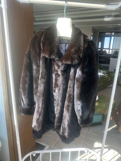 观望了大半年的貂皮大衣，终于在挖煤姬蹲到了梦中情款！作为日淘老玩家，这次中古貂购物体验直接封神，把攻略和惊喜全分享给你们～ 搜索时直接用“毛皮”关键词更精准，还能筛选卖家信誉和商品成色，我特意避开了低价长毛款和鲜艳染色款，最终锁定一件标注“emba认证”的棕色水貂。...