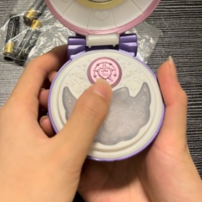 成色很好的魔镜变装盒，很喜欢，声光正常，没有任何损坏痕迹，可以看出卖家保存的很好，第一次在挖煤姬买东西居然这么顺利且成功，真的很开心?