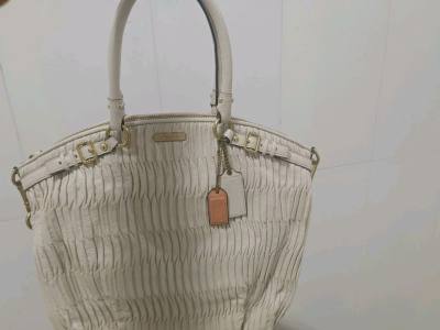 又在挖煤姬淘到了超漂亮的coach中古包，容量大，款式好看，没有什么明显瑕疵。挖煤姬一如既往地方便。