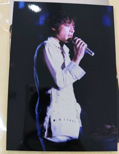 古早照片，已经是二十多年前了，已经绝版的收藏，但是照片还是很新，保存很好，价格很划算，挖煤姬的物流也很快，包装非常干净整洁，箱子上灰尘很少，很好的购物体验