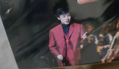 超帅的照片，已经是二十多年前了，已经绝版的收藏，但是照片还是很新，保存很好，价格很划算，挖煤姬的物流也很快，包装非常干净整洁，箱子上灰尘很少，很好的购物体验