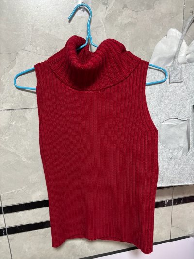 又来购物分享啦。这次看中了一件红色的毛衣，整体手感摸着还挺好，等春天了就可以穿了。这次的物流换了，但是物流还是挺快的，包裹的也很好，裹了好几层，没有破损，赞。很好用的一个软件，大家可以放心购买 