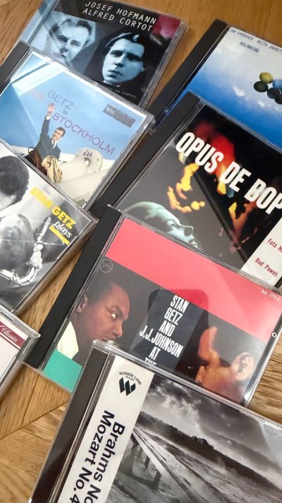 在挖煤姬选购CD，便捷程度简直超乎想象！打开平台一键检索，心仪的唱片即刻呈现，下单流程丝滑到无需多等，足不出户就能坐等收货。物流全程省心，包裹用加厚泡沫与硬壳纸箱层层包裹，CD盒边角毫无磕碰，品相完美。更惊喜的是价格超合理，远低于市面均价，还常有满減减福利，选碟、购...