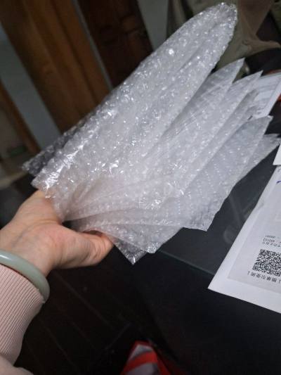 买了好多食玩，EMS三天就到家了！十分迅速！依旧是令人安心的泡泡纸袋，因为保留了原包装所以樱花卖家的泡泡纸也都在，双层保护是说！