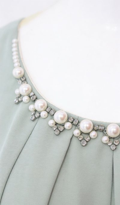 今天收到这条薄荷绿连衣裙真的很惊喜！面料是垂坠感很好的雪纺，贴身穿也很舒服。领口的珍珠点缀精致又不夸张，腰间的蕾丝腰带刚好能收住腰线，显得比例特别好。尺码标准，穿上身的版型很显瘦，温柔又有气质