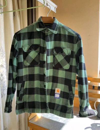 在挖煤姬淘到一件Carhartt WIP × PACCBET 联名格子衬衫棉夹克，PACCBET是Gosha Rubchinski与其设计师好友Tolia Titaev合作创立的滑板品牌，与卡哈特的这次合作限量发售极其稀有，绿色是王信凯同款，摇粒绒内里，超级保暖。