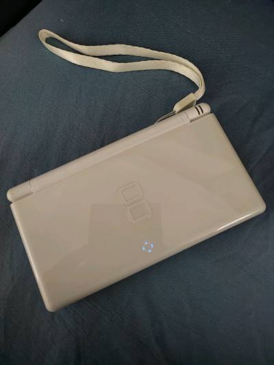 新入手一台ndsl,挺喜欢的老游戏机!