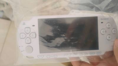 浅紫色，到手发现比原本预想中的成色好了很多，机器比卖家图中的成色要好，还带了一个卖家未描述的psp记忆棒，很愉快的一次购物，价格也比国内买箱说全要便宜