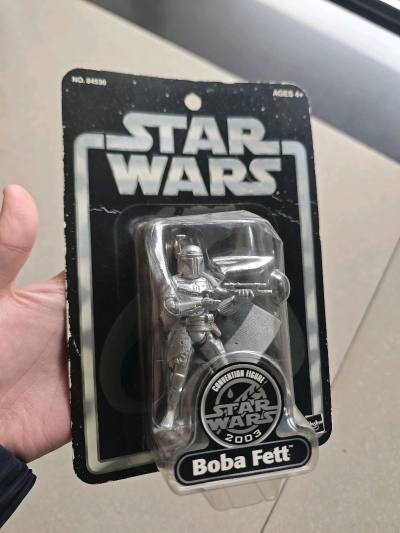 - 快递盒裹得严严实实，里三层外三层，完全不用担心暴力运输
- 到手的塑封包装居然还保持着当年的透亮感，背面的日文图鉴和防伪标都没褪色- 卖家包装得比千年隼的护盾还稳，里里外外裹了三层气泡膜，到手时外盒只有轻微岁月痕迹，完全没有暴力运输的压痕。
- 塑封依旧透亮，银膜印刷的“STAR WARS”Logo和限定纪念币都完好无损，连背面的星战情怀文案都清晰可见。
- 最惊喜的是波巴·费特的包装还带着“...