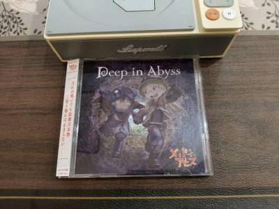 一张是动画的主题曲单曲《Deep in Abyss》，收录了片头曲《Deep in Abyss》和片尾曲《旅の左手、最果ての右手》，封面设计也充满了深渊的神秘感，音质非常纯净，听着歌仿佛又回到了那个既美丽又残酷的世界。

另一张则是第一季的Original Soun...
