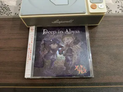一张是动画的主题曲单曲《Deep in Abyss》，收录了片头曲《Deep in Abyss》和片尾曲《旅の左手、最果ての右手》，封面设计也充满了深渊的神秘感，音质非常纯净，听着歌仿佛又回到了那个既美丽又残酷的世界。

另一张则是第一季的Original Soun...