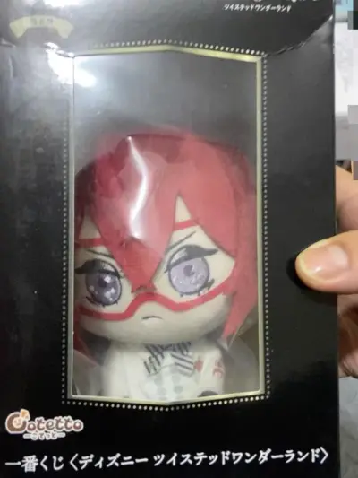 皇冠Riddle礼服上的格纹和徽章细节都完美还原了红心寮式典服的设定，手感软乎乎的。 ​一番赏B款，包装超级精致，制服的配色和剪裁都很工整。 ​实验室红框眼镜是灵魂，白色大褂的细节也很到位。