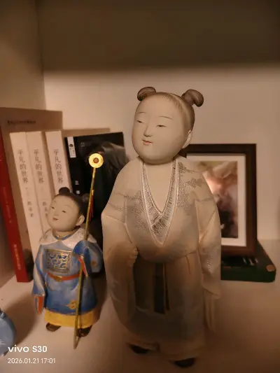 
​圆滚滚的脸颊，微闭的双眼，连发丝都带着细腻的弧度。每一处都藏着匠人的功力。不是量产的冰冷器物，是带着300年工艺沉淀和传统工艺的小确幸。
喜欢这种有历史、有温度的中古器物，大概就是迷恋这份手工制作的独特质感吧
​日本人形大师 中村信乔 作品