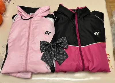 这次的挖煤姬海淘包裹真的太惊喜啦！✨

入手了两件超适合运动和日常穿的YONEX外套：

• 一件是温柔粉拼黑的设计，线条感超绝，穿上活力满满，体育课或者社团活动穿都很合适！

• 另一件是黑粉拼色款，甜酷感直接拉满，日常搭配牛仔裤就很出彩！

还挖到了一个超有质感...