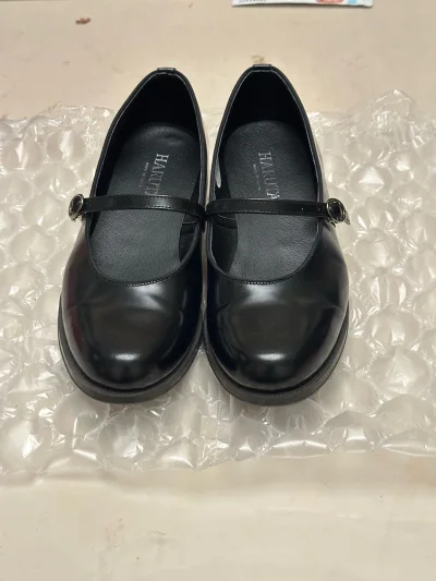 这次海淘最期待的就是这双HARUTA玛丽珍鞋！✨

拿到手质感真的绝了：

• 亮面皮质细腻又有光泽，搭扣设计经典又精致，制服党狂喜！

• 鞋底柔软有弹性，走一天都不会累，日常通勤或者搭配JK裙都超适配。

• 成色也很新，挖煤姬的品控真的让人放心～

挖煤姬的打...