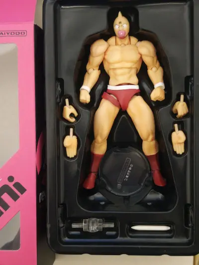 这次分享的是海洋堂mini筋肉人，这款小人尺寸小于大部分6寸可动人偶，但是可动丝毫不差，肌肉刻画也单位，可以揣在身上随时随地拿出来把玩两下，感谢挖煤姬让我买到了它