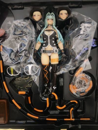这次分享的是山口式女皇之刃成年版开门人，这款保存完好，甚至膜都未撕，造型还原，可动优秀，面雕在山口玩具中也属于上乘，感谢挖煤姬使我以一个合适的价格入手它