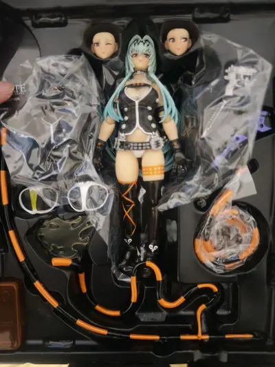 这次分享的是山口式女皇之刃成年版开门人，这款保存完好，甚至膜都未撕，造型还原，可动优秀，面雕在山口玩具中也属于上乘，感谢挖煤姬使我以一个合适的价格入手它