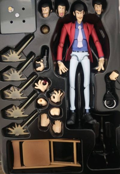 本次分享的是海洋堂遗产版鲁邦三世，这款整体比例略小，但关节结实，可动优秀，造型还原动画，配件量很多，玩起来非常有代入感，感谢挖煤姬让我买到了这么有趣的玩具