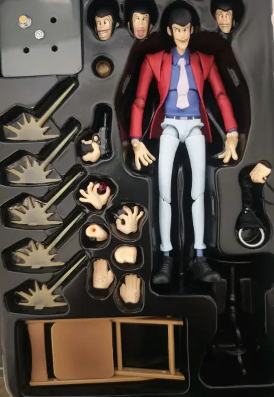 本次分享的是海洋堂遗产版鲁邦三世，这款整体比例略小，但关节结实，可动优秀，造型还原动画，配件量很多，玩起来非常有代入感，感谢挖煤姬让我买到了这么有趣的玩具