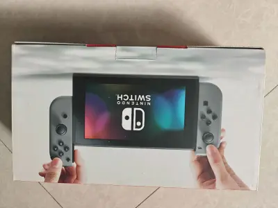 ✨开箱惊喜
刚拆箱就被这台日版Switch美到！机身奶白配色超治愈，手柄握着手感细腻不打滑，开机秒连WiFi?，日区ESHOP商店逛到停不下来～
?游戏体验
试玩《塞尔达》画面流畅到飞起，掌机模式续航4小时妥妥的，连电视投屏画质绝绝子！终于实现躺在沙发玩《动森》的自...