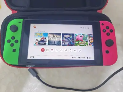 ✨为啥买三个？
从日版续航版到OLED，再给闺蜜安排了Lite，每台都有小心机！续航版陪我熬过隔离期，OLED的7寸屏玩《动森》像在看宫崎骏动画?，Lite揣兜里随时摸鱼，三色手柄换着用绝绝子～
?真实使用感受
- 续航版：电池超耐用！周末躺沙发玩《塞尔达》6小时不...