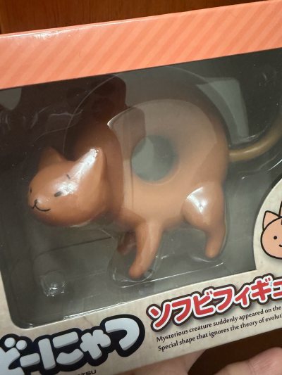 24小时自动秒切代拍，好价入手完全没压力，还叠加了新人优惠券，价格直接“骨折”。物流选了可追踪小航空，本以为跨国运输要半个月，结果十天就收到货，全程APP能看物流进度，期待感拉满。拆开包裹直接被惊喜到，公仔套了防尘袋，徽章单独包了气泡膜，所有周边都崭新无瑕疵，手感超...