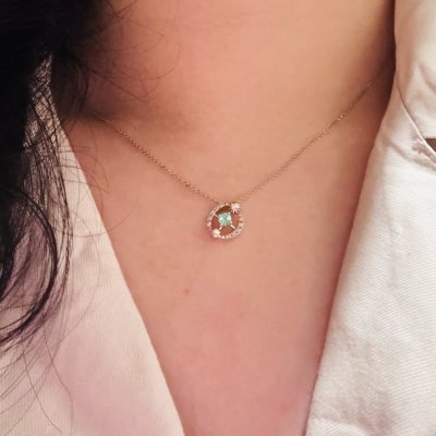 这次在挖煤姬上购买的项链特别满意，材质是Pt950铂金+帕拉伊巴碧玺+钻石，其中两颗钻石镶嵌做了太阳和月亮的形状，中间的碧玺代表了地球，外层的圈是星轨。很喜欢这个设计。