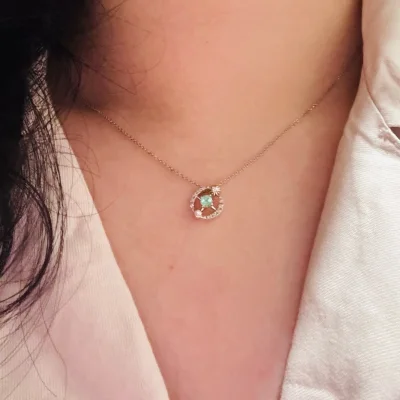 这次在挖煤姬上购买的项链特别满意，材质是Pt950铂金+帕拉伊巴碧玺+钻石，其中两颗钻石镶嵌做了太阳和月亮的形状，中间的碧玺代表了地球，外层的圈是星轨。很喜欢这个设计。