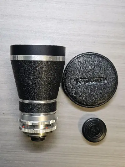 这个镜头成色非常好，镜片干净通透无霉无雾无划，外观无磕碰掉漆划痕，光圈正常。皮制镜头盖很有质感。福伦达镜头的外观很漂亮。