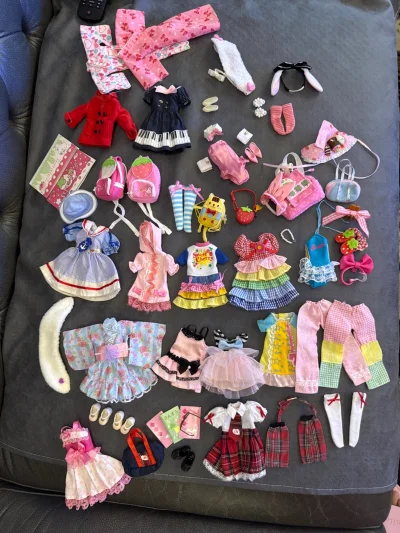 这个已经是在挖煤姬下单的第三单娃物了！经常能在上面刷到可爱的五颜六色的小娃衣合购买集链接，直接打包带回家的感觉超级快乐哈哈哈！！非常满意，第三张图片里是我买到最喜欢的一套，小娃娃衣服重量很轻走拼团物流非常方便，很顺利地收到手啦，愉快的购物！