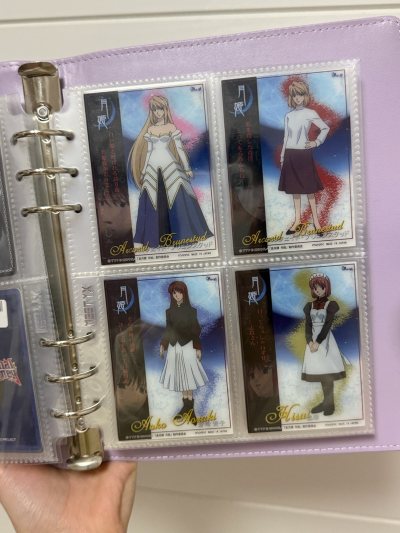 平时用挖煤姬日淘比较较多，没想到这一次意外地发现了闪电市场这个韩国平台挖煤姬也能帮忙代购，惊喜的发现了一直在找但是找不到的零几年的一套月姬透卡，一直在国内收集也只收集到两三张，没想到这次一口气买到30多张，非常非常开心，分享一下第七张的青子是我最喜欢的一张！在灯光底...