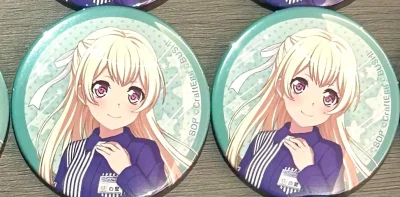 这次收的是cst的吧唧，拿到手真的太惊喜了！表面的烫金工艺超精致，色彩还原度也很高，没有任何色差，边缘的弧度也处理得很圆润。在挖煤姬下单全程都很省心，不仅能免费合单打包，物流速度也很稳定，是会无限回购的日淘平台！