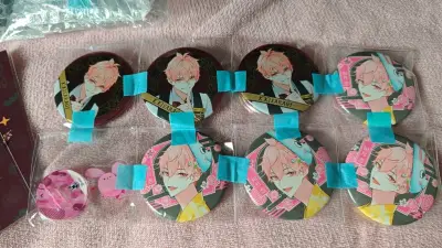 关于本体:这次收到的谷子真的太惊喜了！吧唧的图案印刷超级清晰，色彩鲜艳没有一点色差，亚克力挂件的透明度也很高，摸起来质感特别好。
关于包装:包装也特别用心，每个都用气泡袋仔细包好，完全不用担心运输中会有损伤。真的是一次非常满意的购物体验，以后还会再来蹲上新！
关于物...