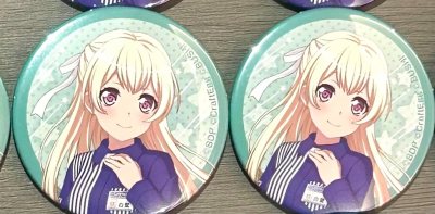 这次入手的吧唧是cst的罗森吧唧，金属材质厚实有分量，图案印刷细腻，没有出现掉漆和变形的问题。挖煤姬的服务一如既往地靠谱，从下单到发货的流程都很顺畅，免费的拍照核对服务让我特别安心，物流时效也很稳定，是日淘谷子的绝佳选择！