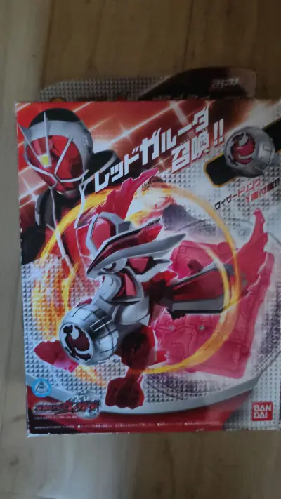 好价收到了一些假面骑士和战队的玩具周边，有假面骑士法爷wizard的使魔可塑兽和机界战队全开者限定的黑暗齿轮套装，一次性把sg和gp套装都给集齐了，而且还带有原运输盒包装发来，非常的不错，很满意，挖煤姬打包的也可以，气泡纸放的不少，很好的保护了商品和外盒，很棒！