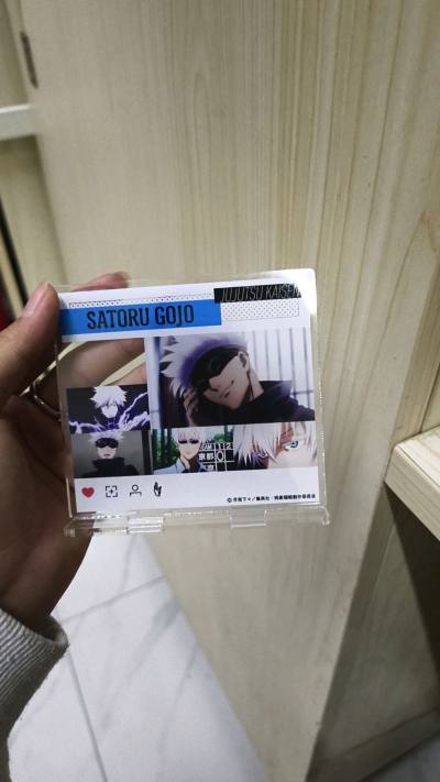 五条老师很貌美，立牌和吧唧还有亚克力块都没有没有问题，很好的一次购物体验，非常非常非常棒的代购软件，强烈推荐！！！！