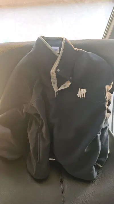 UNDEFEATED（不败）
独树一帜的潮流风格
都散发着“未被征服”的气息。
设计简约大方，注重实用性和舒适性，同时融入了街头文化的独特元素。