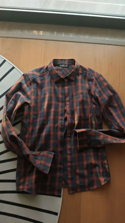 一款始祖鸟的长袖衬衫，属于单看不好看，上身却很惊喜的类型。
刺绣鸟标颜色不一样，同时作为一个衬衫它的做工有点好的过分了，价格也很合适，到手不失望。