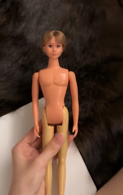 瞧瞧！我用挖煤姬在雅虎日拍上面拍到的中古丽佳licca的男娃！！超级开心，成色很好！而且背面还有标，是正品！这单用的拼团物流发回来，重量轻但是打包却非常好，物流也很快！满足啦～