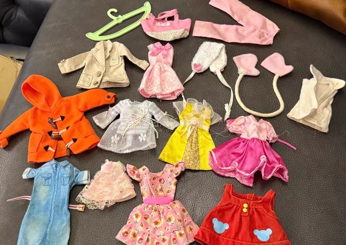 瞧瞧！我用任意门在雅虎日拍上面拍到的中古丽佳licca的男娃！！超级开心，成色很好！而且背面还有标，是正品！这单用的拼团物流发回来，重量轻但是打包却非常好，物流也很快！满足啦～