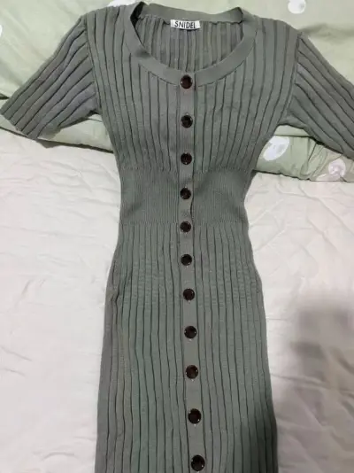 大概是一期开箱分享，好开心，等了很久的两件衣服，一件sindel针织连衣裙，一件黑色短裙，很貌美，特别特别喜欢，而且使用了EPL物流，比ems慢一点但是也10天签收，使用了积分抵扣特别便宜~