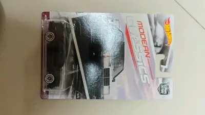 作为奔驰性能车的经典代表，风火轮190E模型因原型车的历史地位和模型细节还原度，受到车模收藏者关注，尤其是Evolution II版本和带有“真骑手”标识的款式，具有一定的保值潜力。