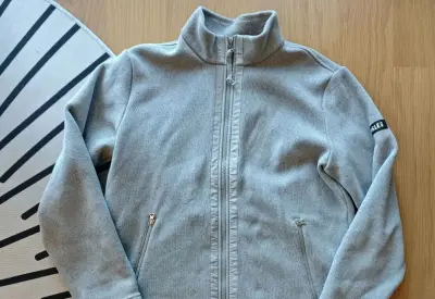 Polartec抓绒衣户外L码
可以做外套，也能做中间层，对172cm/65kg来说做外套大了一些，不过品质还是很棒的