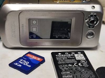 一个是通用的GV1dv，一个是冬芝t30，很可惜t30可能机子太老了，没用多久镜头就出现了问题，通用的gv1，还是很复古的，拍出来就是千禧年代的感觉。