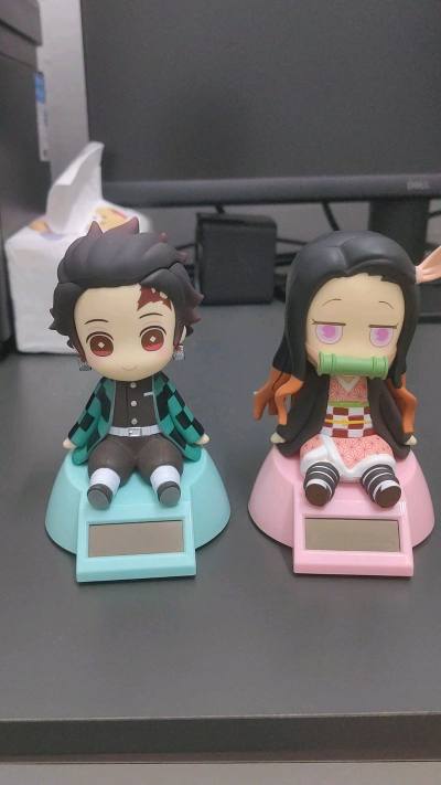 特别可爱的两个宝宝，拿到手没有瑕疵，也没有损坏，只是摆放过久可能有些落灰，特别特别萌啊看到一摇一摆的小脑袋心都要化了