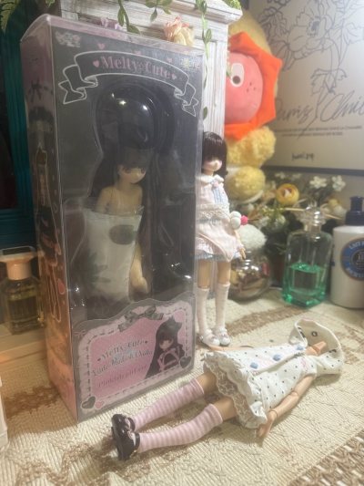 小花真的超级可爱 挖煤挖到目前市场价里的好价 超开心 妆面无暇 素体轻微染色 基本可以忽略不计 好幸运